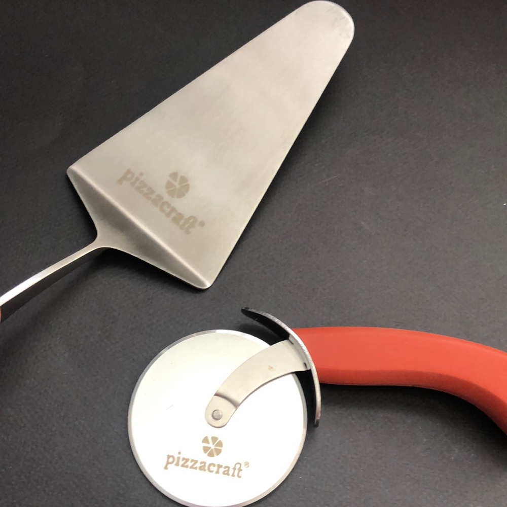 Piecraft pizza spatula and rotary slicer